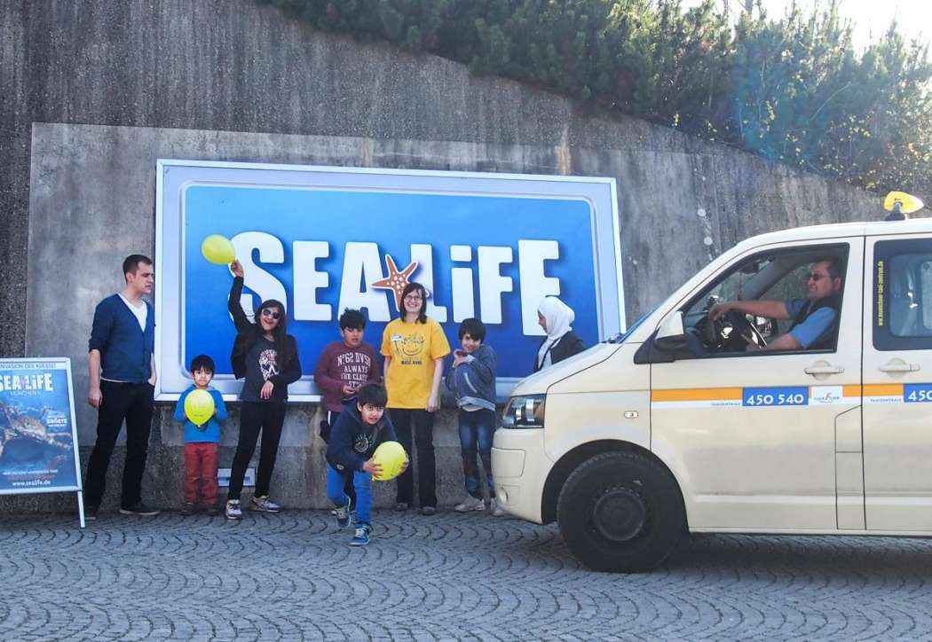 Kinder aus dem Irak machten im Großraumtaxi von Isarfunk einen Ausflug ins Sea Life München. (Foto: Isarfunk)