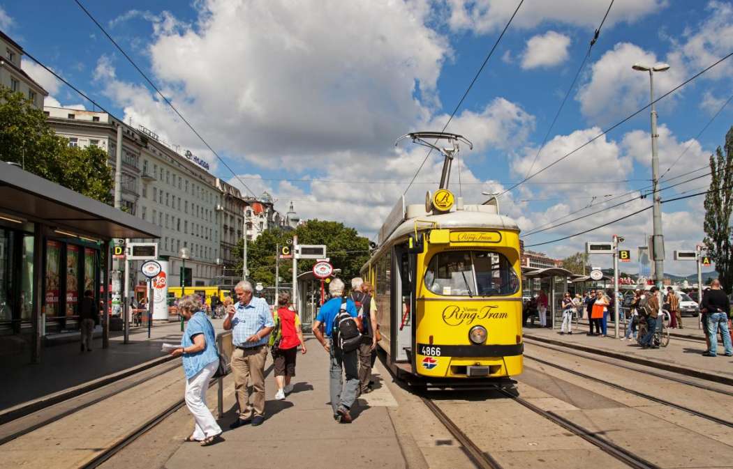 Die Fahrgäste von Straßenbahnen und Bussen dürfen in Wien mit ihrer Netzkarte auf Wunsch auch Taxi fahren. (Foto: Wiener Linien)