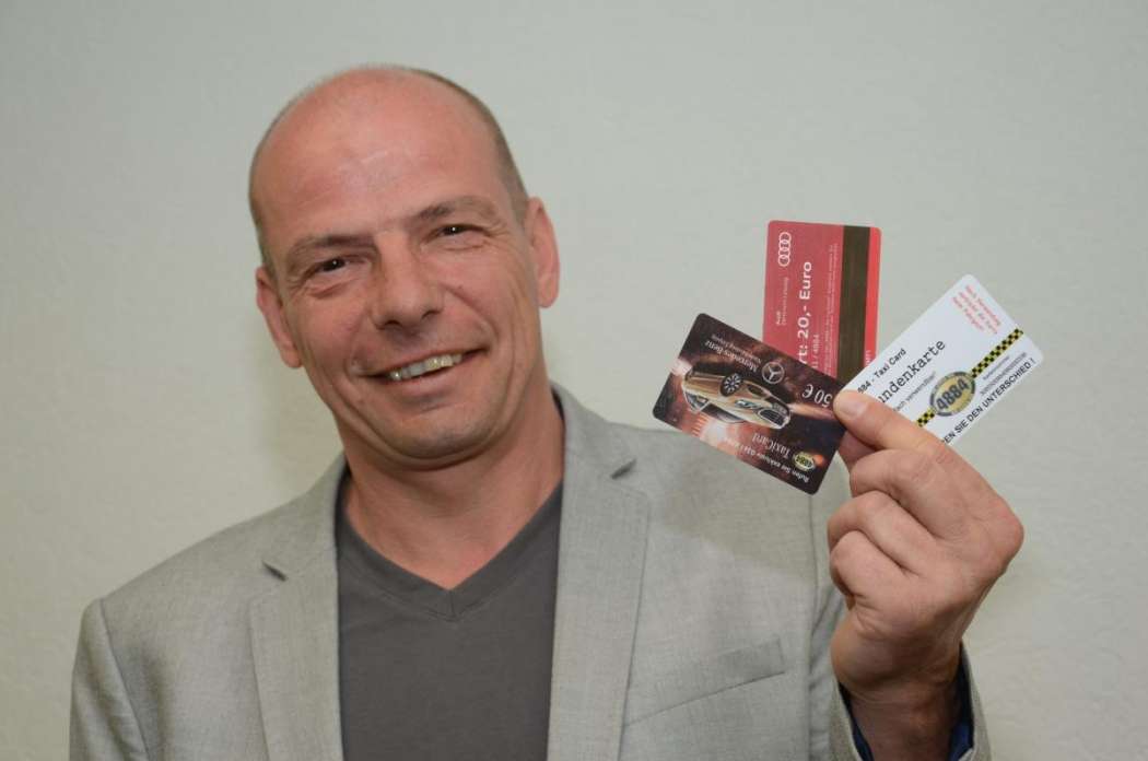 Thomas Voigt freut sich, dass seine Taxizentrale 4884  „gute Karten hat“. (Foto: Dietmar Fund)