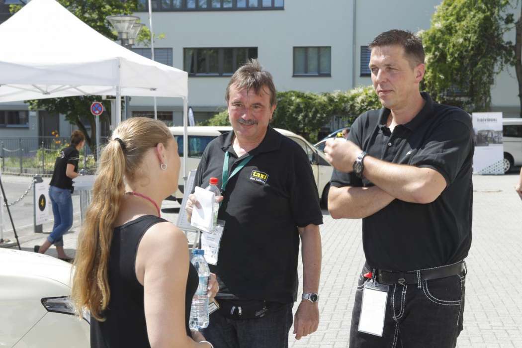 Janina Friedrich und Markus Pacholke erzählten Chefredakteur Dietmar Fund (M.) von ihren Hochzeitsplänen. (Foto: Jacek Bilski/taxi heute)
