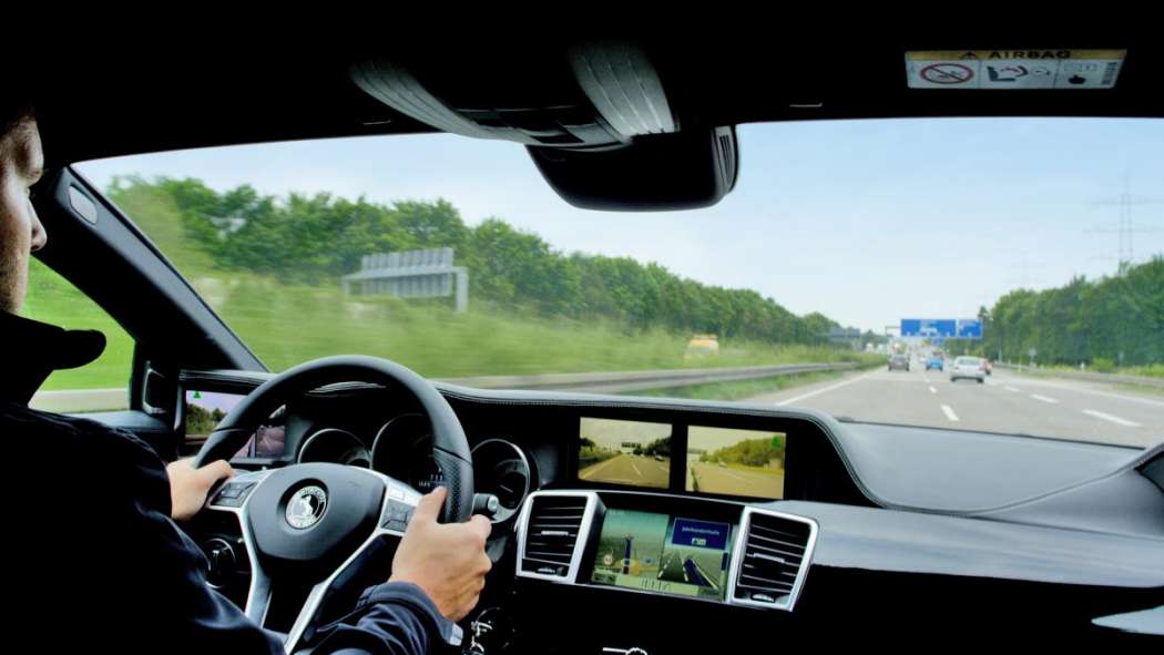 Statt der drei heutigen Spiegel plant Continental zwei LED-Monitoren in der Armaturentafel ein. (Foto: Continental)