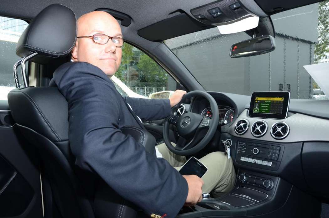 Stefan Stipsits von fms erklärte auf der IAA, wie die Spiegelung der Fahrer-App im B-Klasse-Taxi funktionieren soll. (Foto: Dietmar Fund)