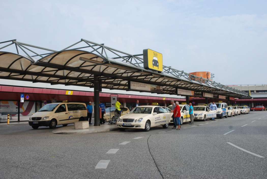 Angeblich fahren schon viele der Berliner Taxis auch für Uber. (Foto: Dietmar Fund)