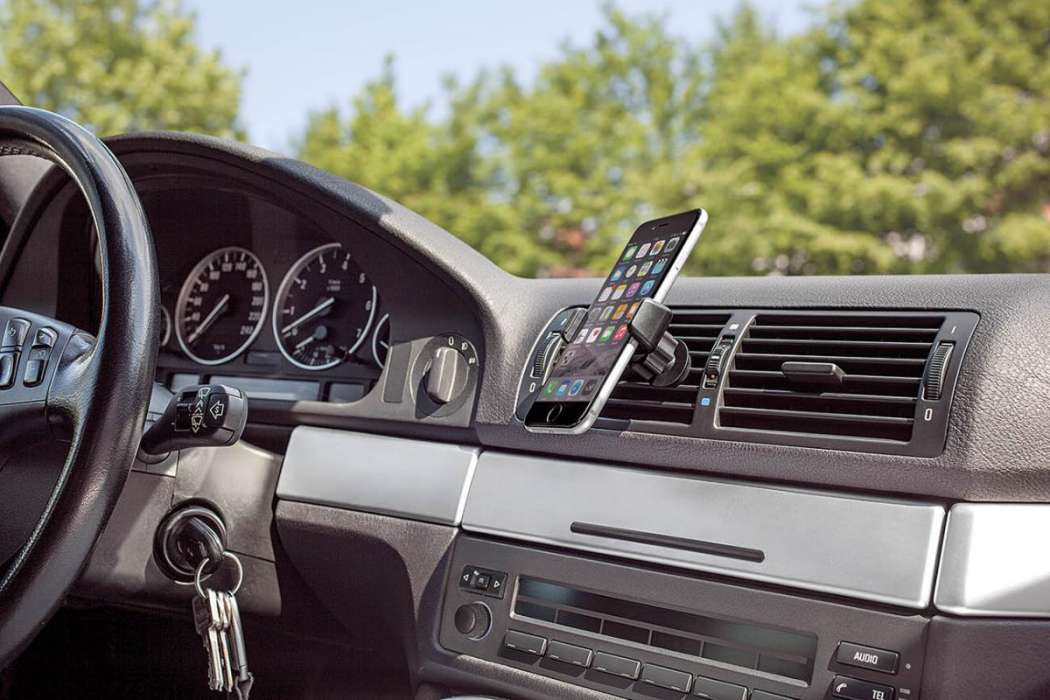So fixiert der Clip-it-Klemmhalter ein Smartphone in einem Lüftungsschlitz. (Foto: WEDO)