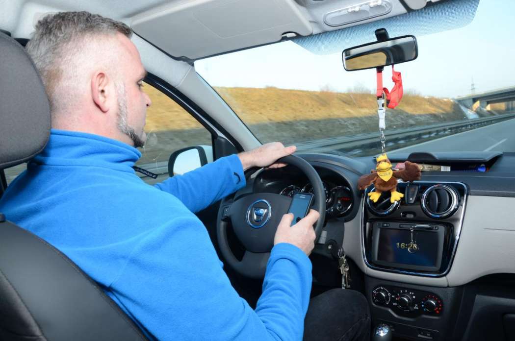 Das Handy am Steuer hielten zwei Drittel der Befragten für die gefährlichste Ablenkung. (Foto: Dietmar Fund)