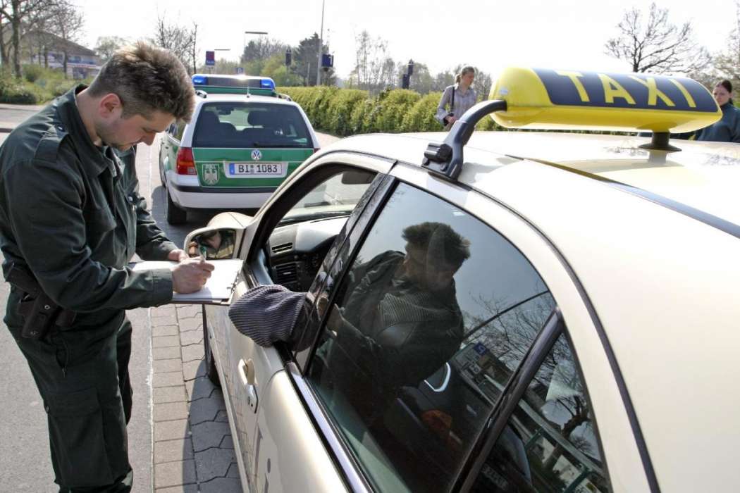 Die Mitarbeiter des Zolls nahmen vor allem die Bezahlung von Taxifahrern unter die Lupe. (Foto: Bundesfinanzdirektion West)