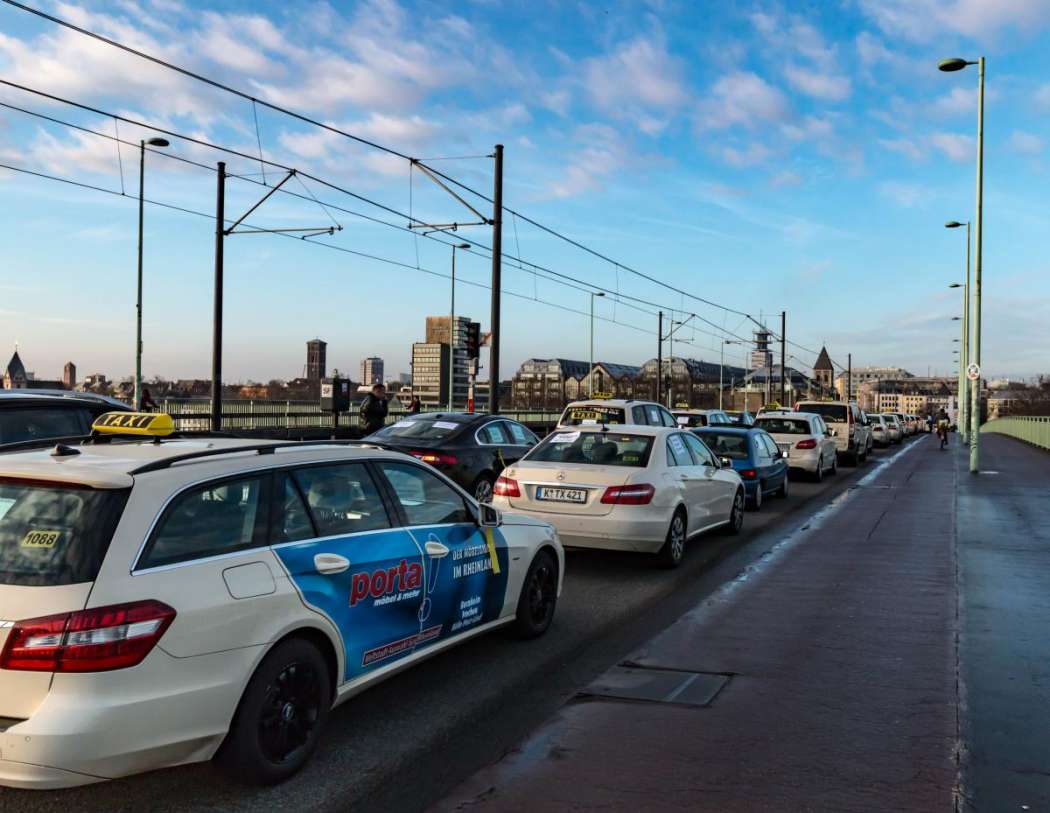 Rund um den Hauptbahnhof Köln und über die ihn umgebenden Brücken zog sich der Taxi-Demonstrationszug. (Foto: Heinz Winterscheid)