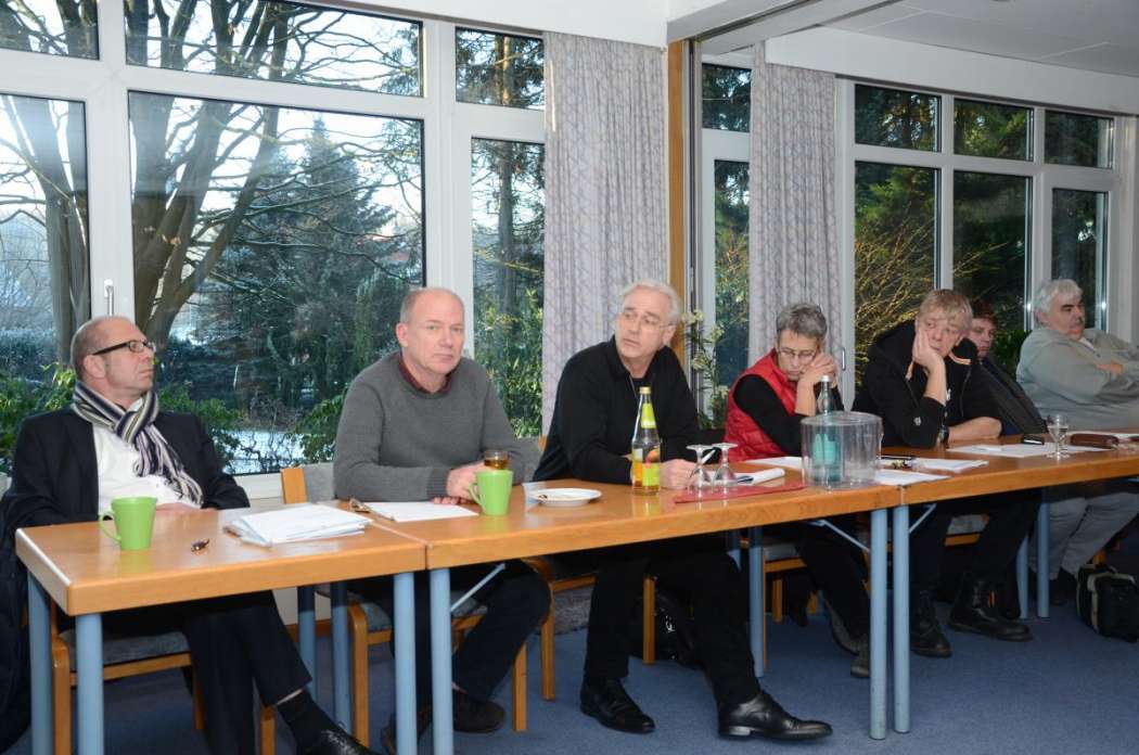 Beim „Glückstädter Kreis“ berichteten Damnjan Garic (3.v.l.) und seine Frau Sigrid von positiven Erfahrungen mit dem Mindestlohn in Bielefeld. (Foto: Dietmar Fund)