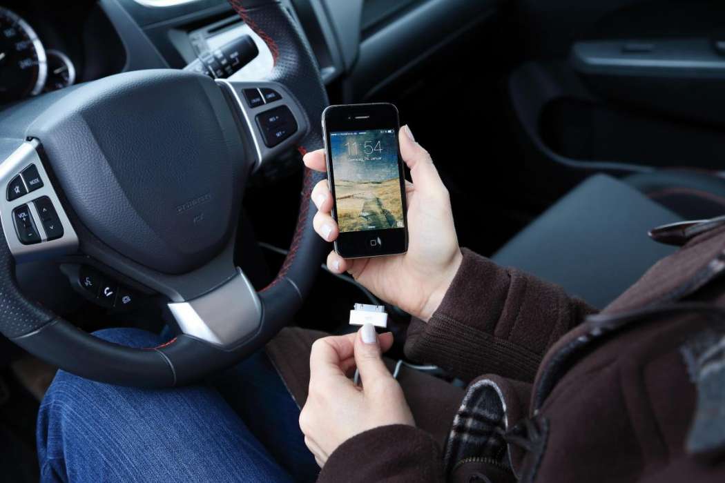 Statt das Handy unterwegs anzustöpseln, sollte man das vor der Fahrt tun oder eine kontaktlose Auflademöglichkeit nutzen. (Foto: ACV)