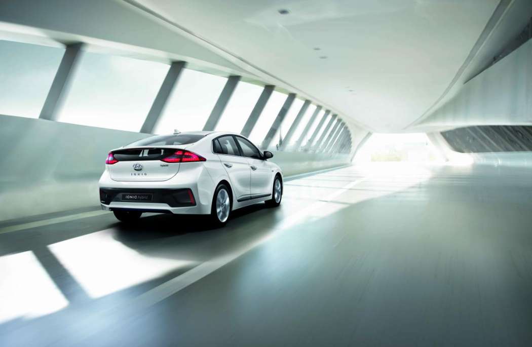 Wie im Toyota Prius 4 sitzen die Fahrbatterien beim Hyundai IONIQ unter der Rücksitzbank. (Foto: Hyundai)