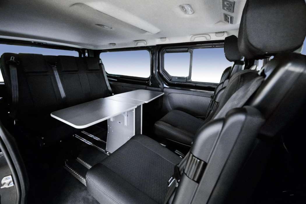 Das wichtigste Kennzeichen des Opel Vivaro Business von EVS ist der Systemboden mit Lochschienen. (Foto: European Van Service)
