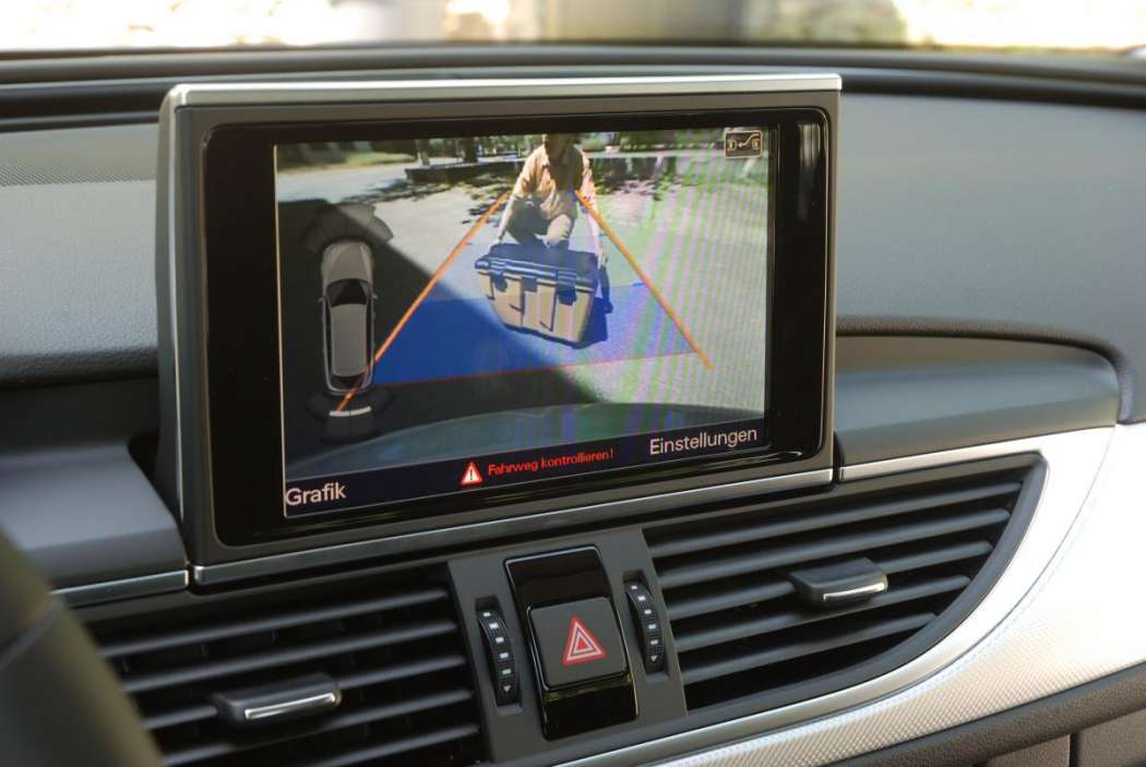 Käufer von Rückfahrkameras sollten prüfen, ob die wie hier im Audi A6 Avant auch tatsächlich Hilfslinien anzeigen. (Foto: Dietmar Fund)