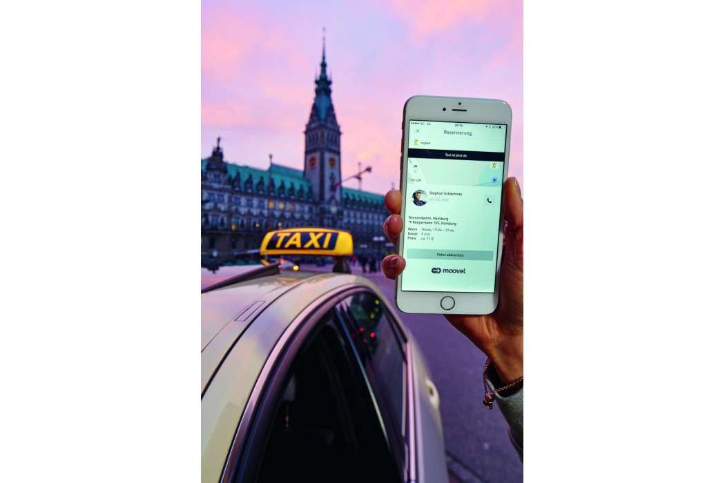 In Hamburg kann über die App moovel jetzt auch den Taxi-Ruf bemühen. (Foto: Daimler AG)