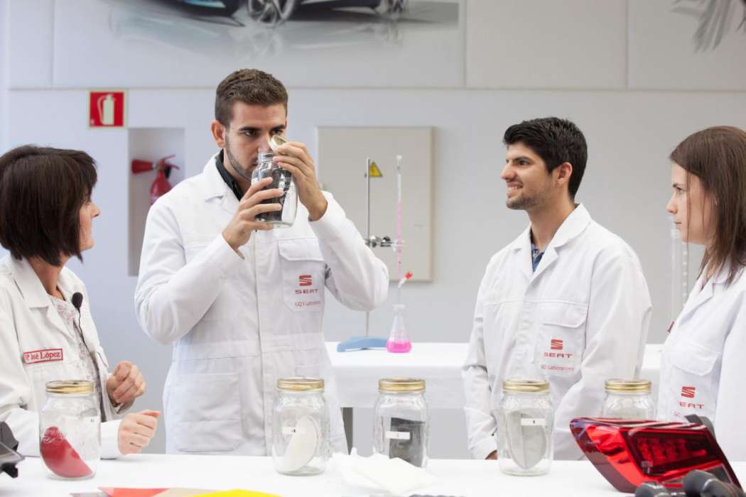 Die von Seat verbauten Materialien werden auch außerhalb des Fahrzeugs auf ihren Geruch hin überprüft. (Foto: Seat)