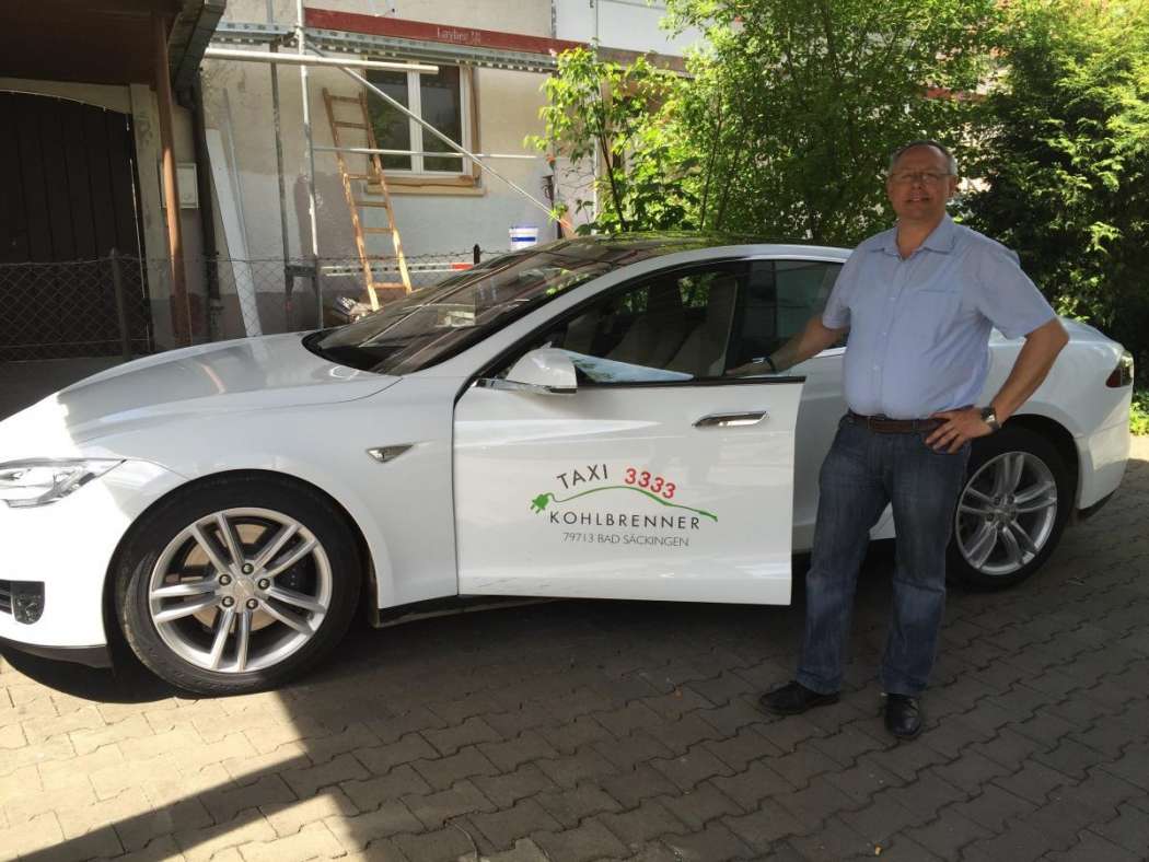 Gregor Döbele hat sich wegen der Reichweite für den teuren Tesla entschieden. (Foto: Taxi Kohlbrenner)