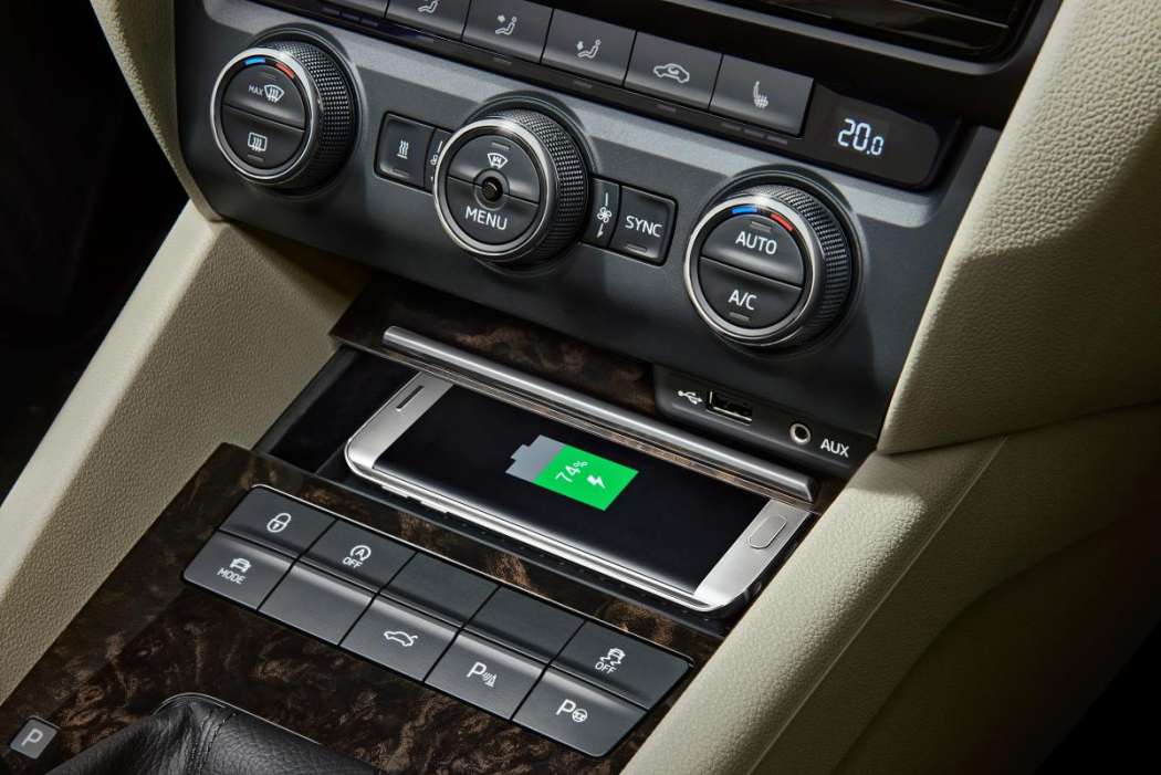 Auch im Skoda Octavia kann man jetzt Smartphones induktiv laden, was Taxifahrer ihren Kunden bei längeren Fahrten als Service anbieten könnten. (Foto: Skoda)