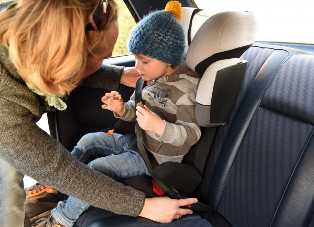 Bei der Schülerbeförderung können sich Taxifahrerinnen und –fahrer mit einer professionellen Sicherung ihrer jungen Fahrgäste hervortun. (Foto: TÜV SÜD)