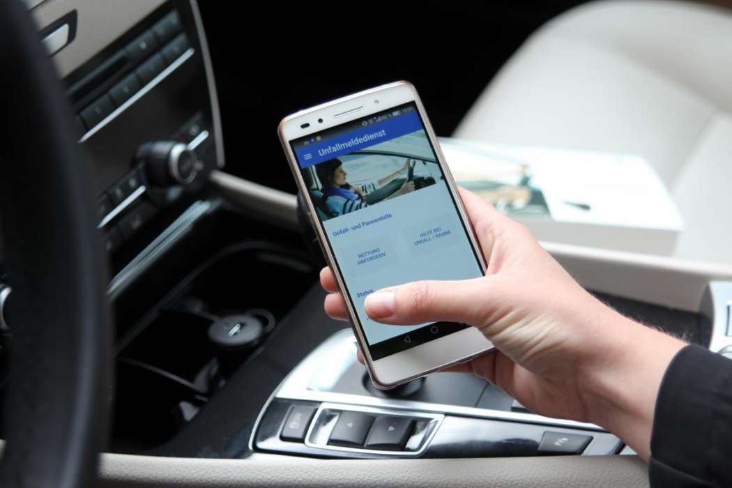 Die Smartphone-App wird von einem Stecker im Zigarettenanzünder aktiviert. (Foto: Zurich Versicherung)