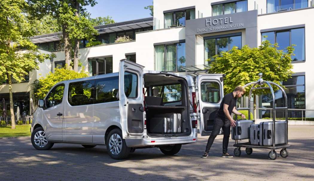 Den Vivaro Combi gibt es jetzt mit einem Paket ab Werk, das ihn mehr in Richtung „VIP-Shuttle“ trimmt. (Foto: Opel)