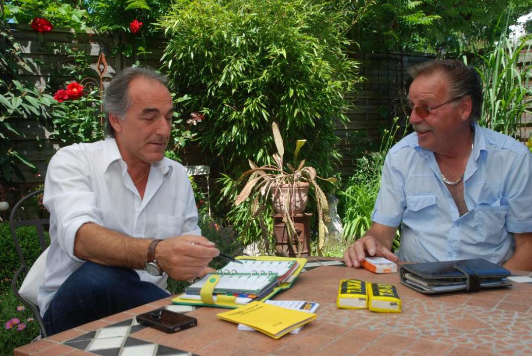 Ob sich der Taxifahrer im Garten bereit hält oder in der Firma: Unter dem Strich muss dafür jeden Monat der Mindestlohn für alle Stunden herauskommen. (Foto: Dietmar Fund)