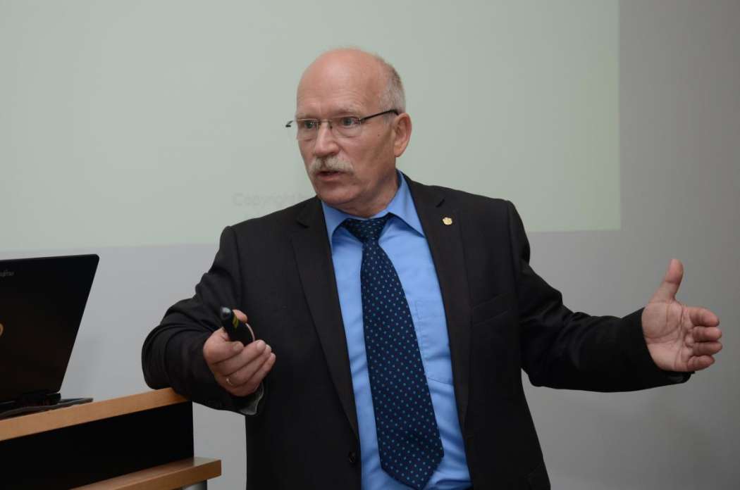 Siegfried W. Kerler wies sein Publikum auf Nischen hin, in denen sie mit Taxis noch tätig werden könnten. (Foto: Dietmar Fund)