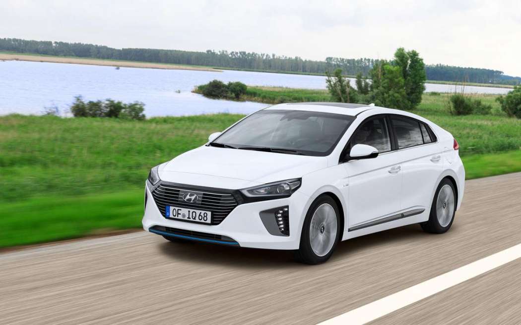 Der Hyundai Ioniq Hybrid (Foto) unterscheidet sich äußerlich nur durch seinen Kühlergrill vom Elektromodell. (Foto: Hyundai)