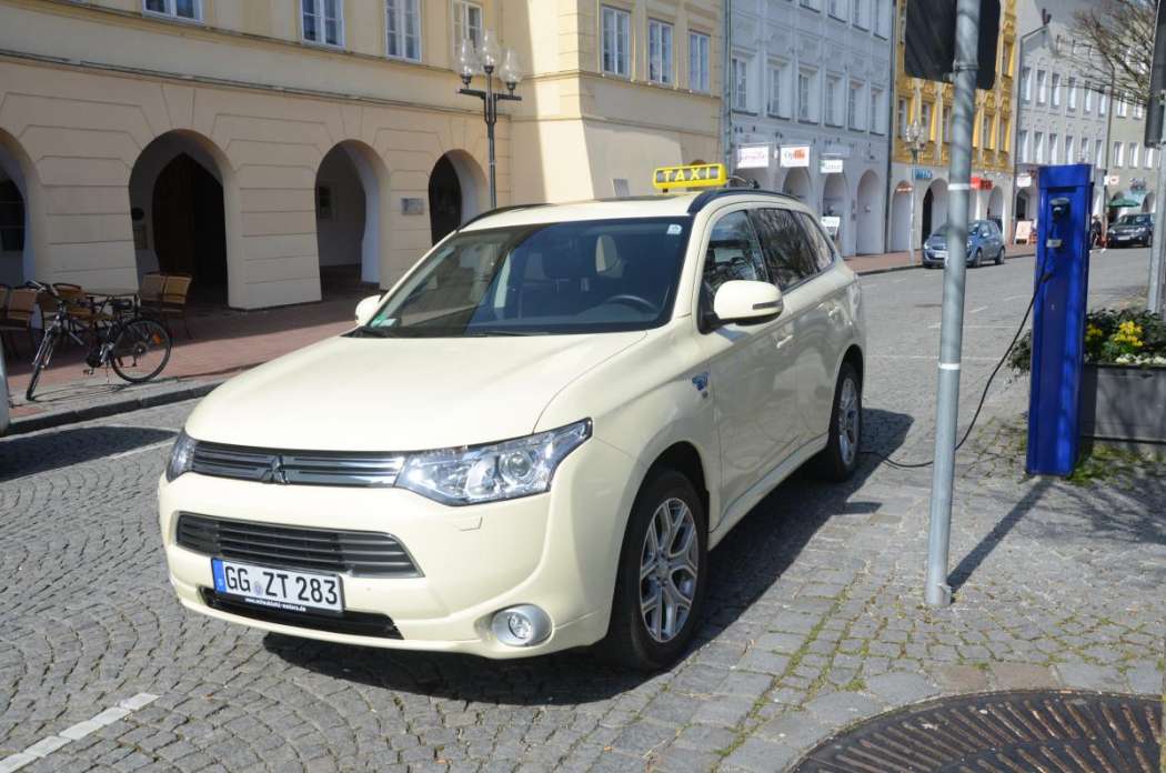 Von den mit Taxi-Paket bestellbaren Fahrzeugen entfielen zunächst die meisten auf den Plug-in-Hybriden Mitsubishi Outlander. (Foto: Dietmar Fund)