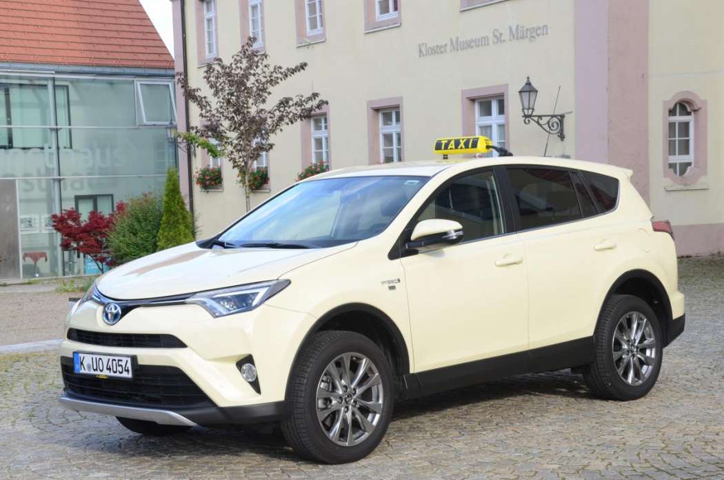 Der Toyota RAV4 mit Hybridantrieb eignet sich bestens als Taxi. (Foto: Dietmar Fund)