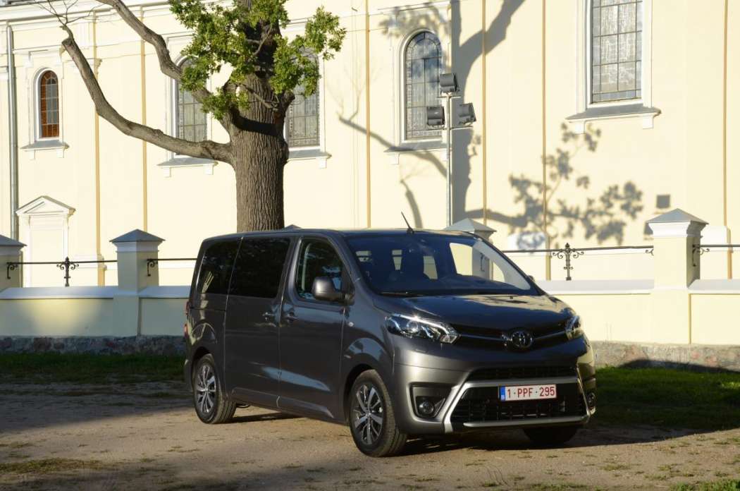 Von der Variante L1 mit langem Radstand und kurzem Überhang als „Shuttle“ erwartet Toyota im Taxi-Bereich die meisten Verkäufe. (Foto: Dietmar Fund)