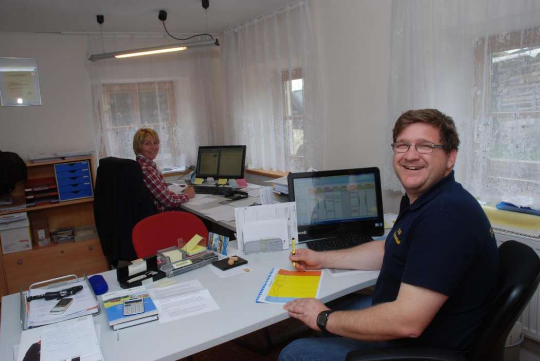Der Fridolfinger Mietwagenunternehmer Franz Schönsmaul hat gut lachen: Er führt sein Auftragseingangsbuch in der gewünschten Weise. (Foto: Dietmar Fund)