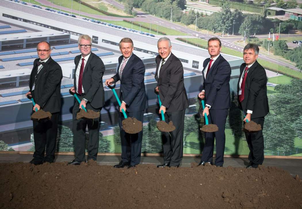 Der Spatenstich mit „Landesvater“ Stanislaw Tillich (3. v. r.) wurde wirkungsvoll in Szene gesetzt. (Foto: Daimler AG)