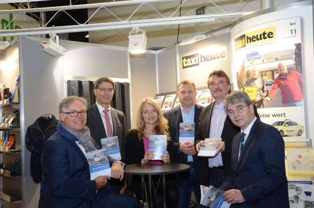 Das gemeinsame Werk feierte Herausgeberin Julia Rehder am Messestand des Verlages mit den Autoren (v. l.) Peter Köhl, Edo Diekmann, Christian Linz, Dietmar Fund und Herwig Kollar. (Foto: Dietmar Fund)