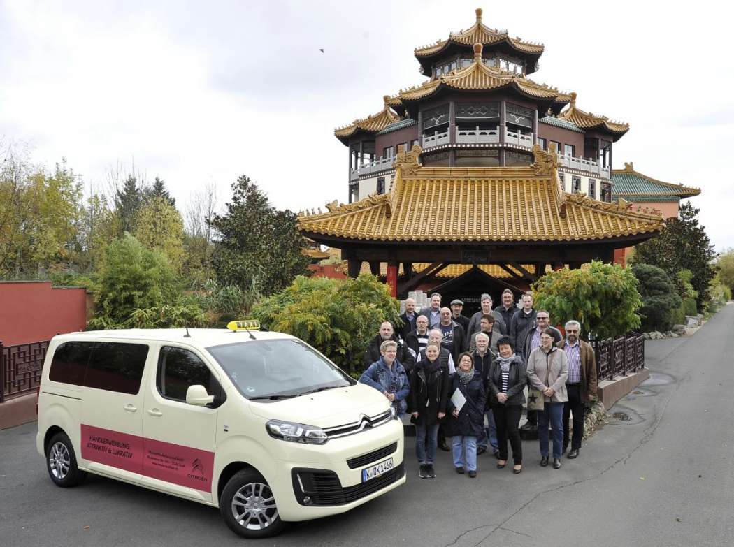 Die Tour startete im Hotel Lingbao im Phantasialand Brühl, nachdem die Teilnehmer sich brav zu mehreren Gruppenfotos aufgestellt hatten. (Foto: Werner Kuhnle)