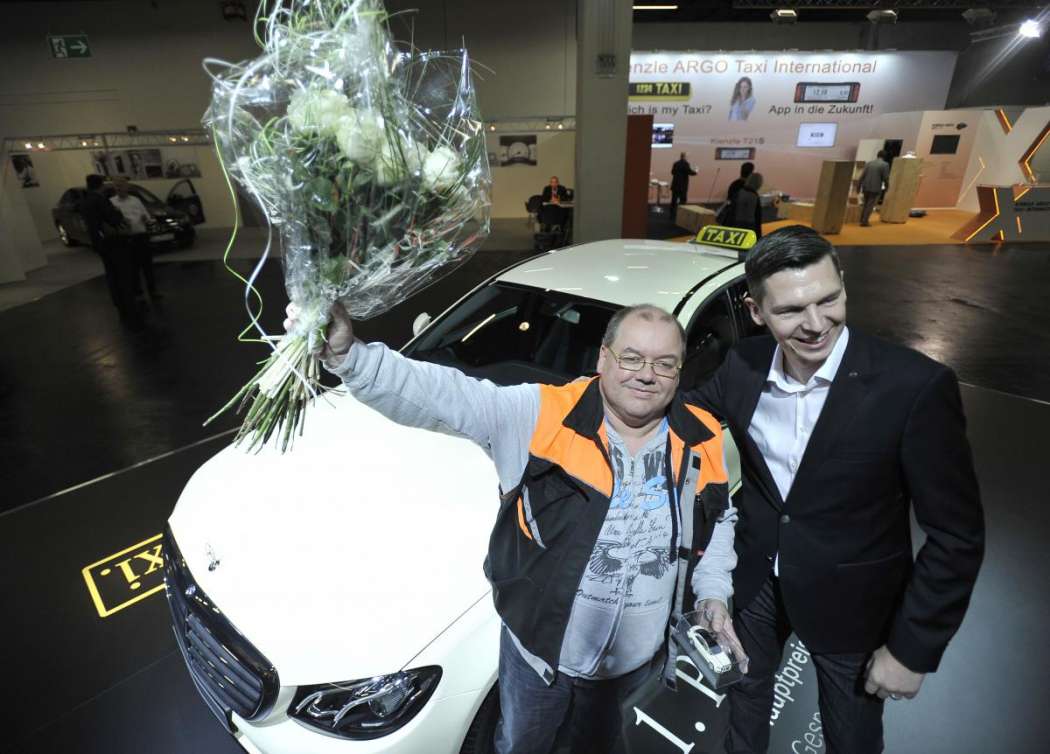 Gunnar Kallinich aus Auhagen nahm den schönen „Benz“ vom Taxi-Ansprechpartner Andreas Bösche entgegen. (Foto: Werner Kuhnle)