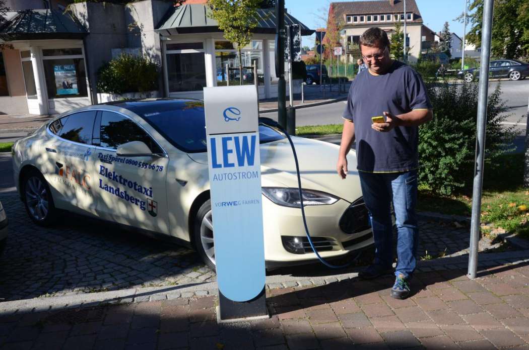 Bundesverkehrsminister Dobrindt will außer Ladesäulen an Autobahnen wenigstens auch ein paar „in der Fläche“ fördern. (Foto: Dietmar Fund)