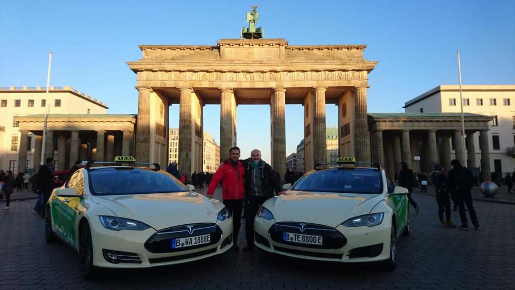 Martin Doll (l.) und sein Kollege Ralf Billerbeck fahren in Berlin Tesla-Taxis. (Foto: Taxi-Doll)