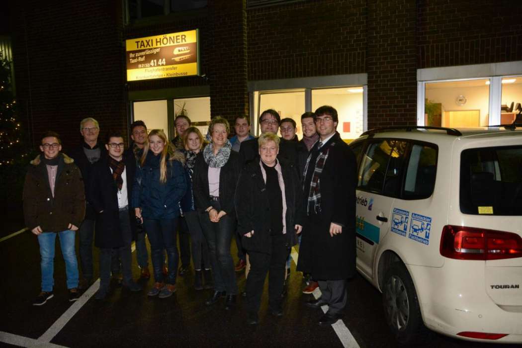 Taxiunternehmer Carsten Höner (4.v.r.) begrüßte den CDU-Landtagsabgeordneten Dr. Marcus Optendrenk (rechts) und Mitglieder von Junger Union und Frauen Union. (Foto: Wolfgang Kaiser)