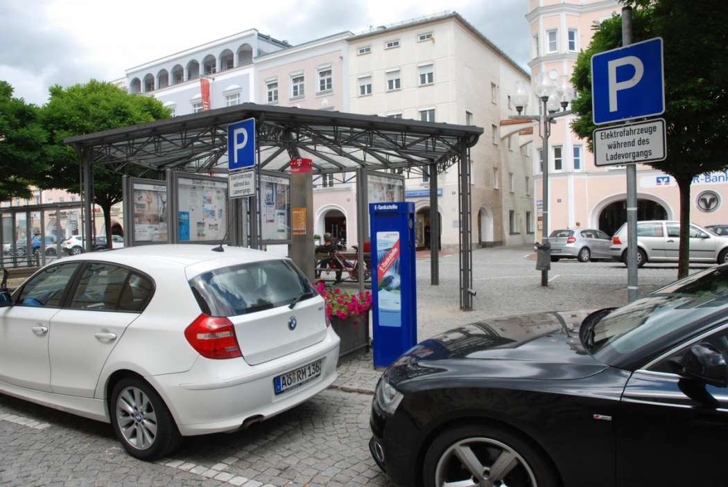 An Parkplätzen, die Elektroautos vorbehalten sind, können unter Umständen nicht nur Fahrer von Fahrzeugen mit Verbrennungsmotor abgeschleppt werden. (Foto: Dietmar Fund)