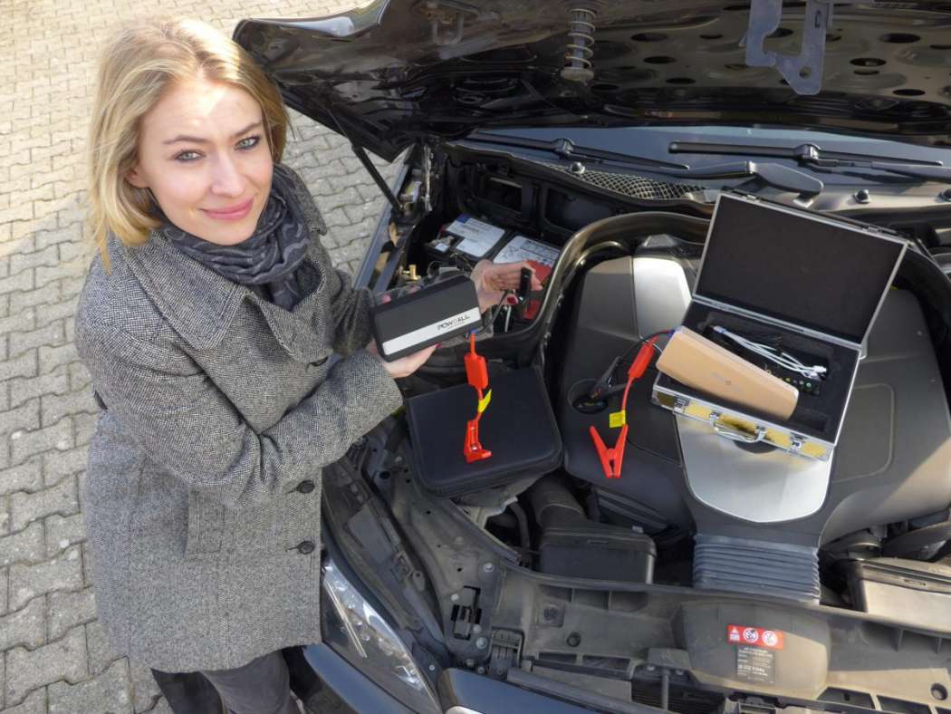 Die Starthilfe gebende Taxifahrerin muss den Akku-Pack nur in die Nähe der Fahrzeugbatterie halten. (Foto: B.W. Vertrieb GmbH)
