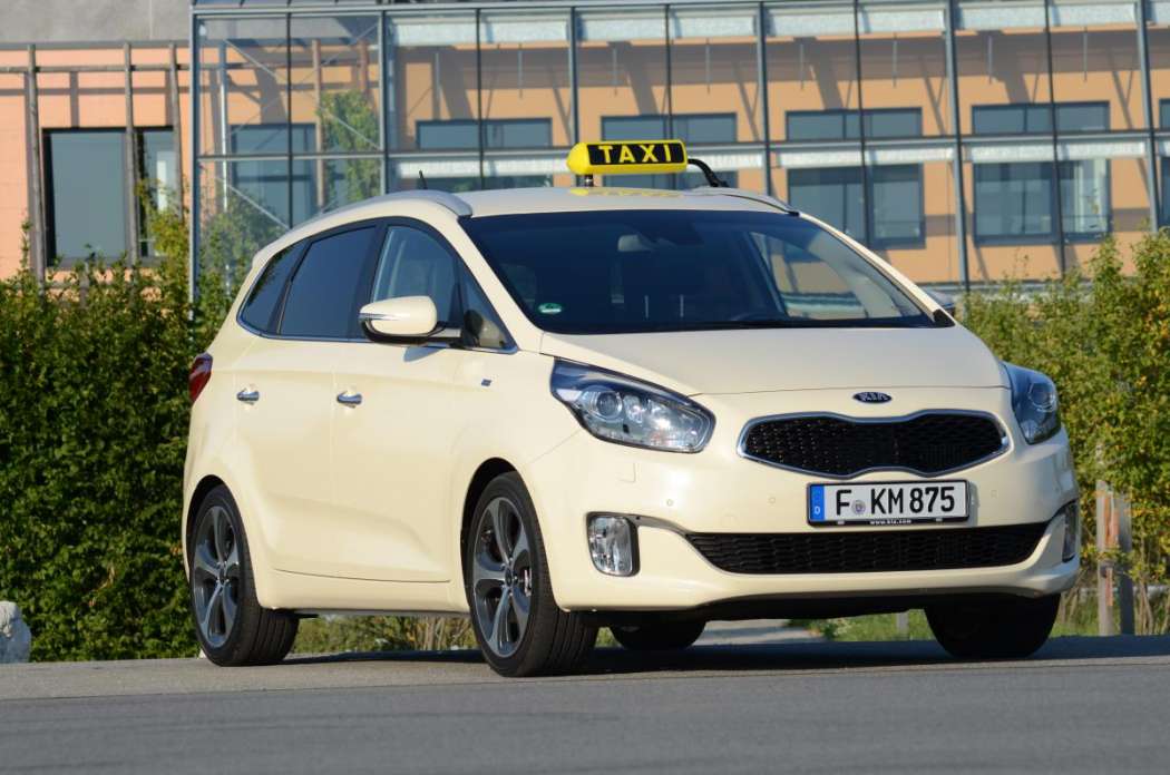 Taxiunternehmer können beispielsweise den Kia Carens jetzt über die Herstellerbank finanzieren lassen. (Foto: Dietmar Fund)
