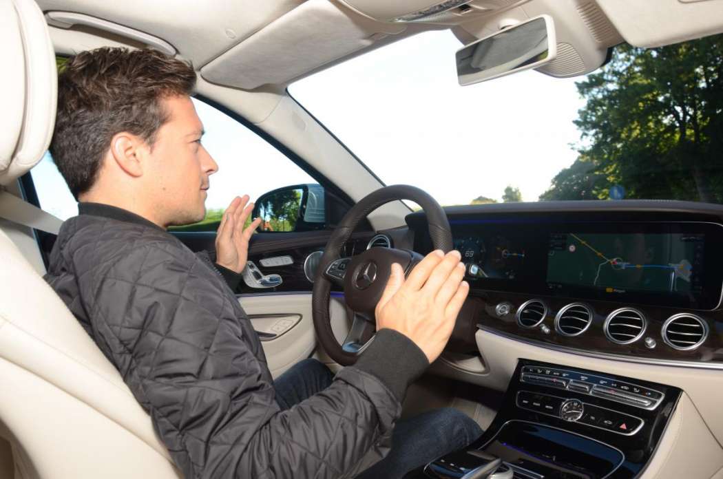 Ob der Fahrer die Hände am Lenkrad hatte oder das System lenkte, soll eine Blackbox festhalten. (Foto: Dietmar Fund)
