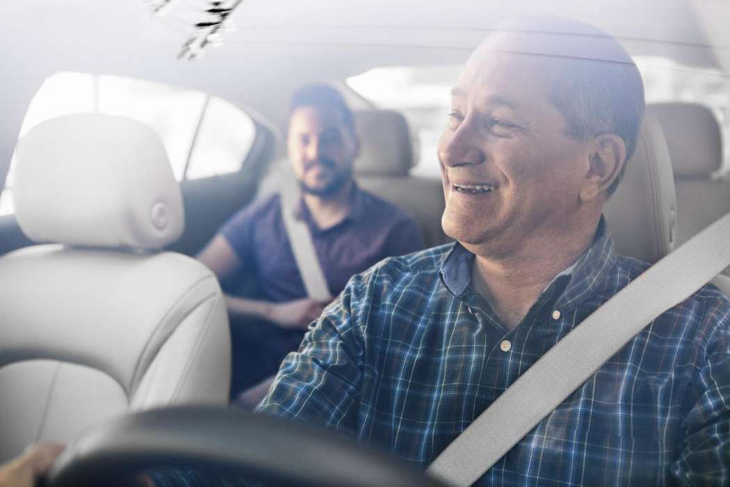 Lachende Uber-Fahrer wird es wohl bald nicht mehr geben, denn Uber redet nicht nur mit Daimler, sondern auch mit Volvo über autonom fahrende Pkw. (Foto: Uber)