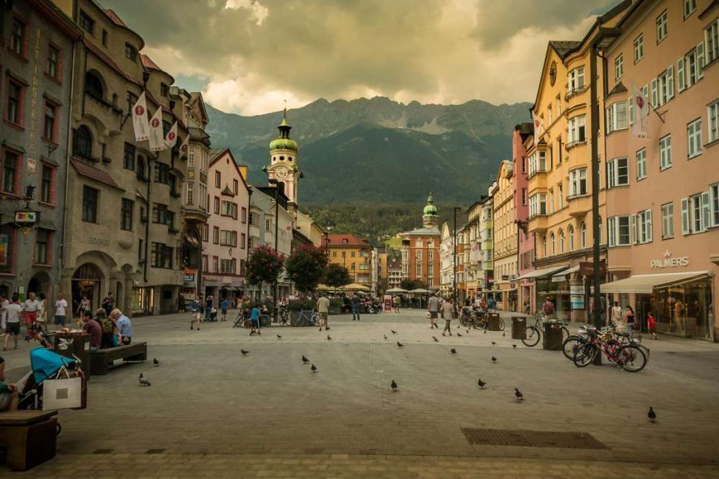 In Innsbruck sowie im restlichen Tirol finden die Taxiunternehmer nur ganz schwer Fahrer. (Foto: Rob Otter/pixelio.de)