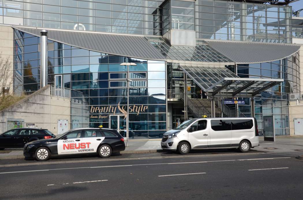 Der VSPV hält ein Aufstellungsverbot für Mietwagen zum Beispiel an Bahnhöfen (wie hier in Montabaur am Taxistand) für nicht praktikabel. (Foto: Dietmar Fund)