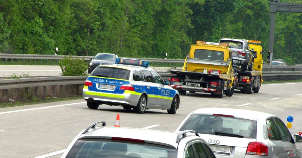 Wer wegen eines Spurwechsels eines Vorausfahrenden mit ihm kollidiert, muss ihm diesen Fehler nachweisen, um die Schuld nicht selbst tragen zu müssen. (Foto: Rainer Sturm/pixelio.de)