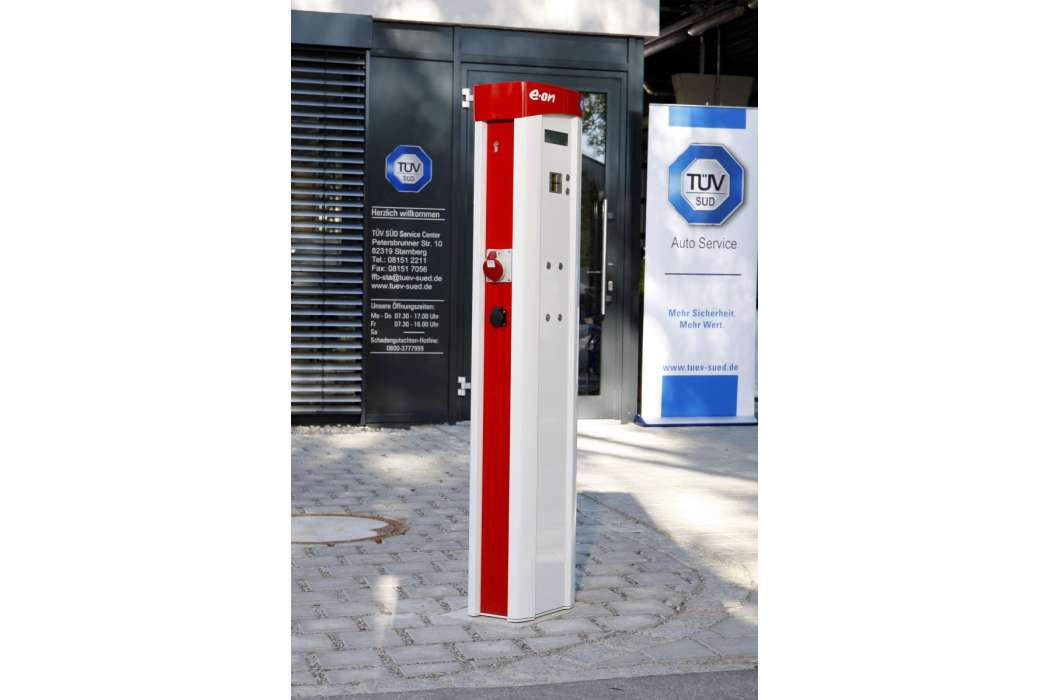 Zum Komplettangebot gehört auch eine Ladesäule, ohne die ein Taxiunternehmen sicher nicht auskäme. (Foto: E.ON)