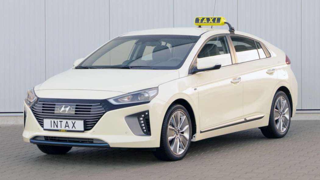 Das Hybrid-Taxi von Hyundai beschleunigt wie auch ein Diesel-Auto ohne den von Toyotas CVT-Getriebe gewohnten „Gummiband-Effekt“. (Foto: Intax)