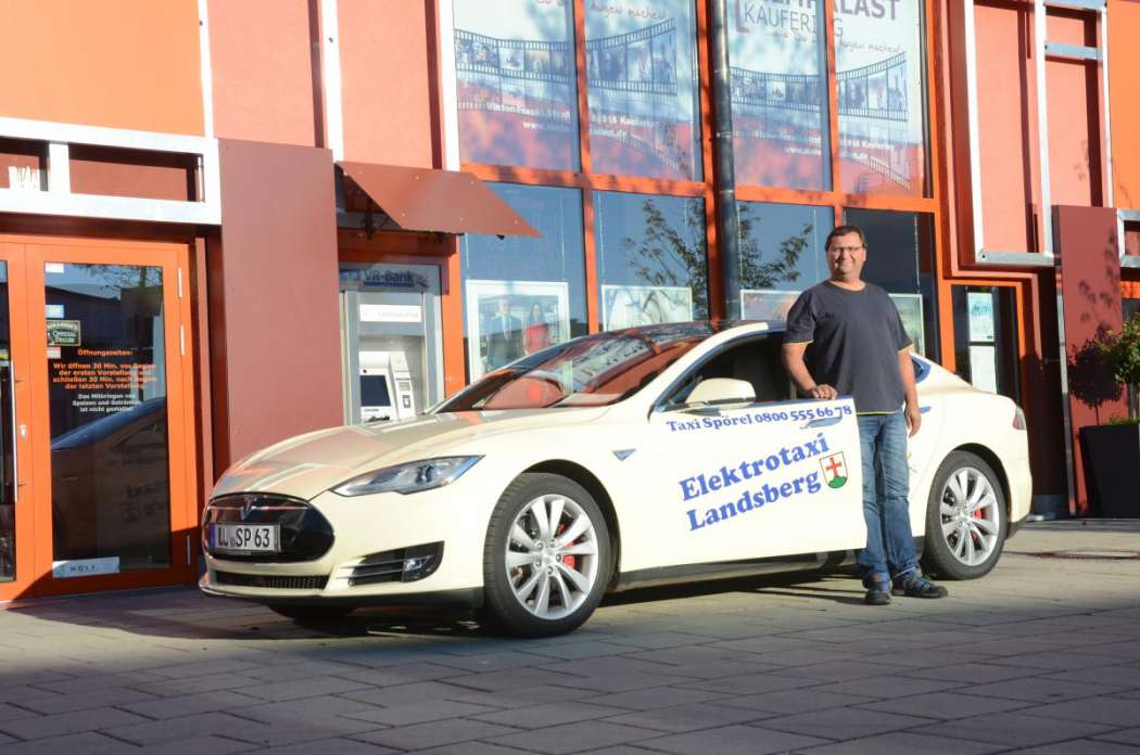 Der Landshuter Taxiunternehmer Sascha Spörel berichtete über sein Tesla-Taxi, das mittlerweile rund um die Uhr im Einsatz ist. (Foto: Dietmar Fund)