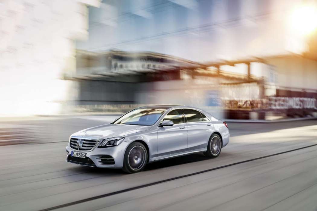 Die aktualisierte S-Klasse ist auch mit langem Radstand als Taxi oder Mietwagen bestellbar. (Foto: Mercedes-Benz)