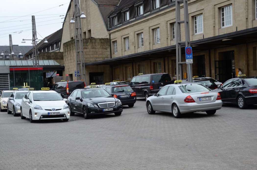 Die Stadt Karlsruhe hat unter anderem wegen der Taxendichte eine „Ohrfeige“ vom Verwaltungsgericht erhalten. (Foto: Dietmar Fund)